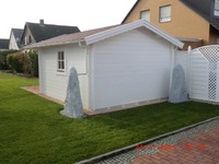 Blockbohlenhaus mit Ecküberstand 45 mm Blockbohle mit geschweifter Blende und weißer Dachrinne